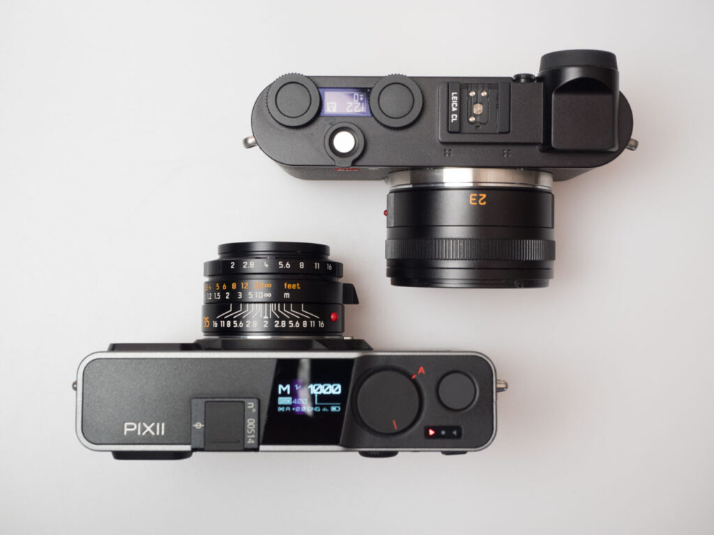 Produktbild zeigt Pixii Messsucherkamera (Modell A2572) mit Leica CL