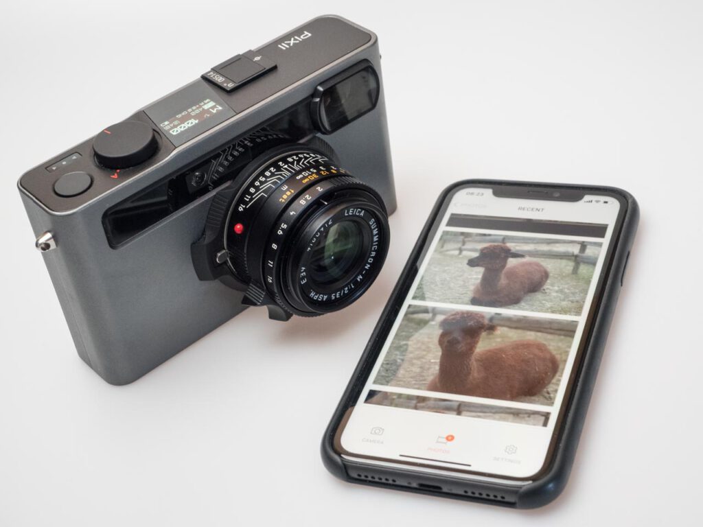 Produktbild zeigt Pixii Messsucherkamera (Modell A2572) mit iPhone