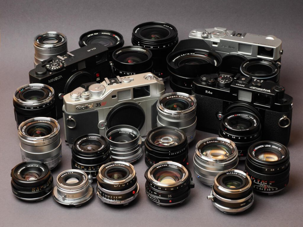 Produktbild zeigt Kameras und Objektive mit Leica-M-Bajonett verschiedener Hersteller