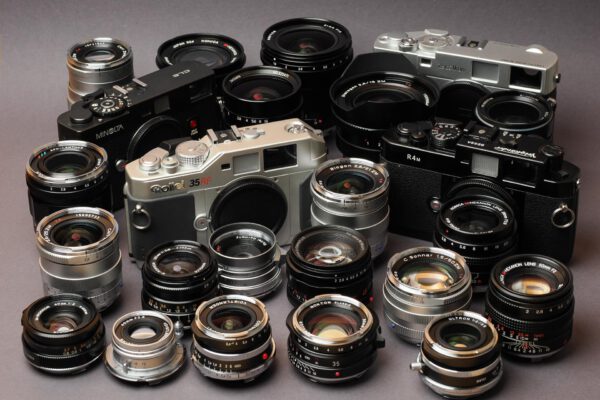 Produktbild zeigt Kameras und Objektive mit Leica-M-Bajonett verschiedener Hersteller