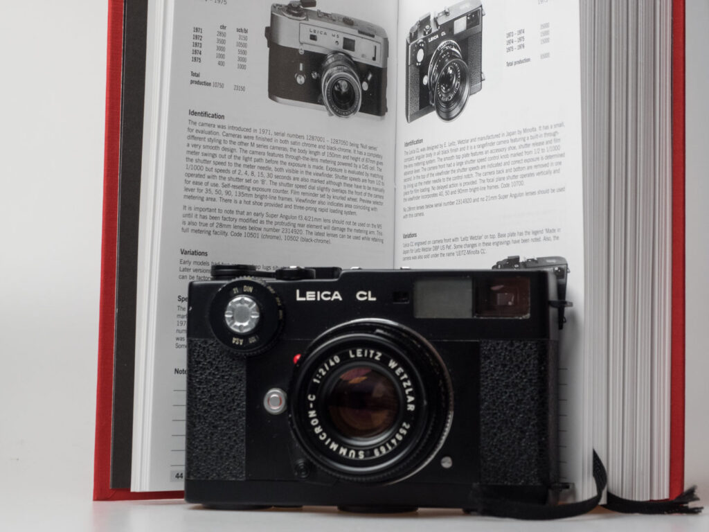 Produktfoto zeigt Leica Pocket Book mit Leica CL analog
