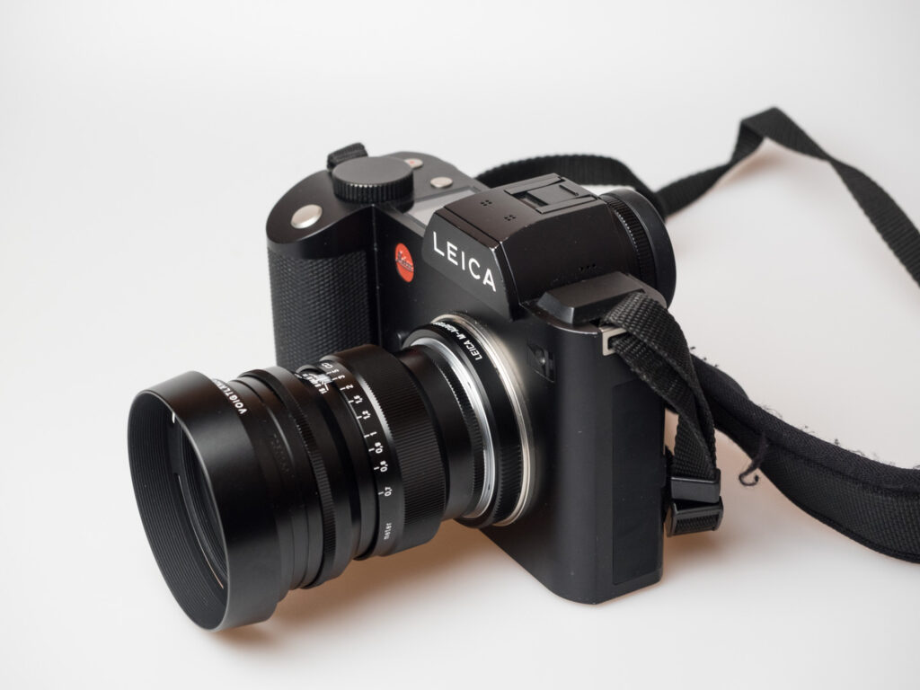 Produktbild zeigt Voigtländer Nokton VM 1,5/75 an Leica SL Kamera