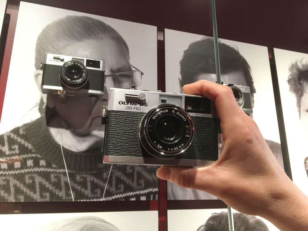 Produktfoto zeigt Olympus 35 RC Messsucherkamera für Film im Deutschen Technikmuseum Berlin