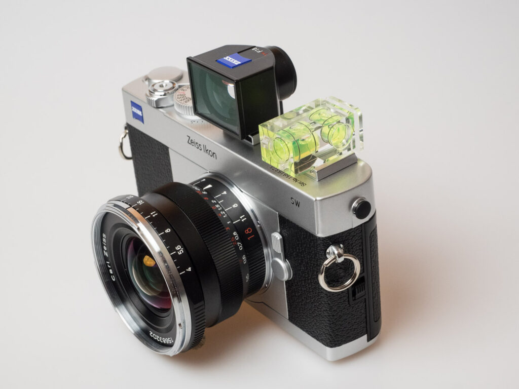 Produktbild zeigt Zeiss Ikon SW analoge Kleinbildkamera mit Weitwinkelobjektiv und Wasserwaage