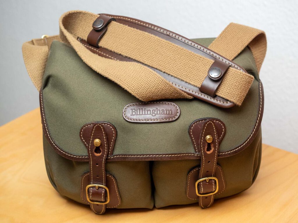 Produktbild zeigt eine mögliche perfekte Fototasche für Leica M und Co: Billingham Hadley Small