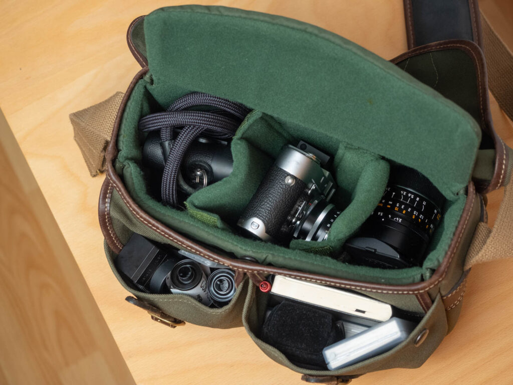 Produktbild zeigt eine mögliche perfekte Fototasche für Leica M und Co: Billingham Hadley Small