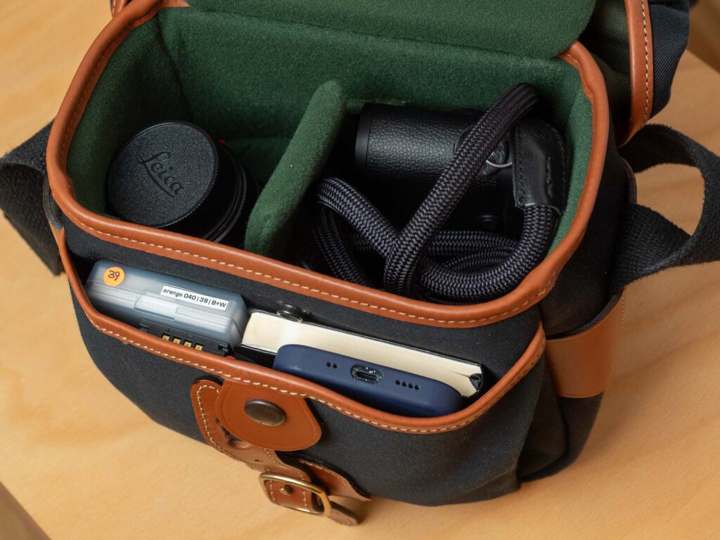 Produktbild zeigt eine mögliche perfekte Fototasche für Leica M und Co: Billingham Hadley Digital