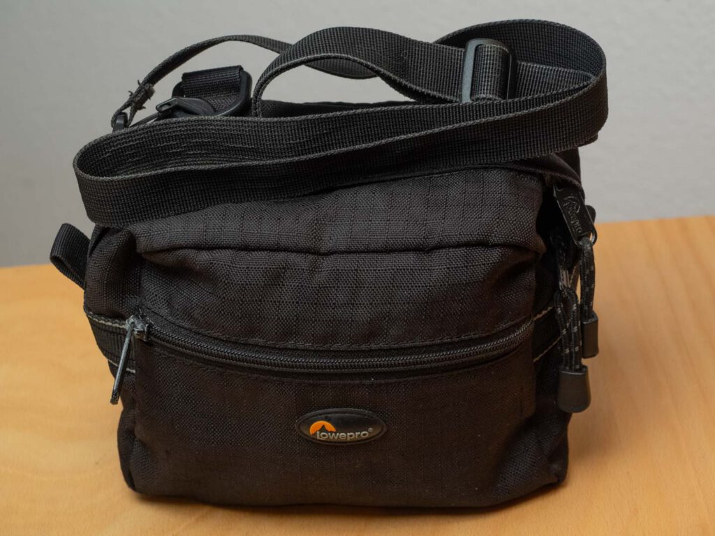 Produktbild zeigt eine mögliche perfekte Fototasche für Leica M und Co: LowePro Film Organizer AW