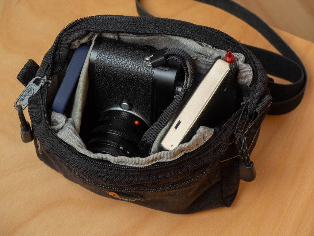 Produktbild zeigt eine mögliche perfekte Fototasche für Leica M und Co: LowePro Film Organizer AW