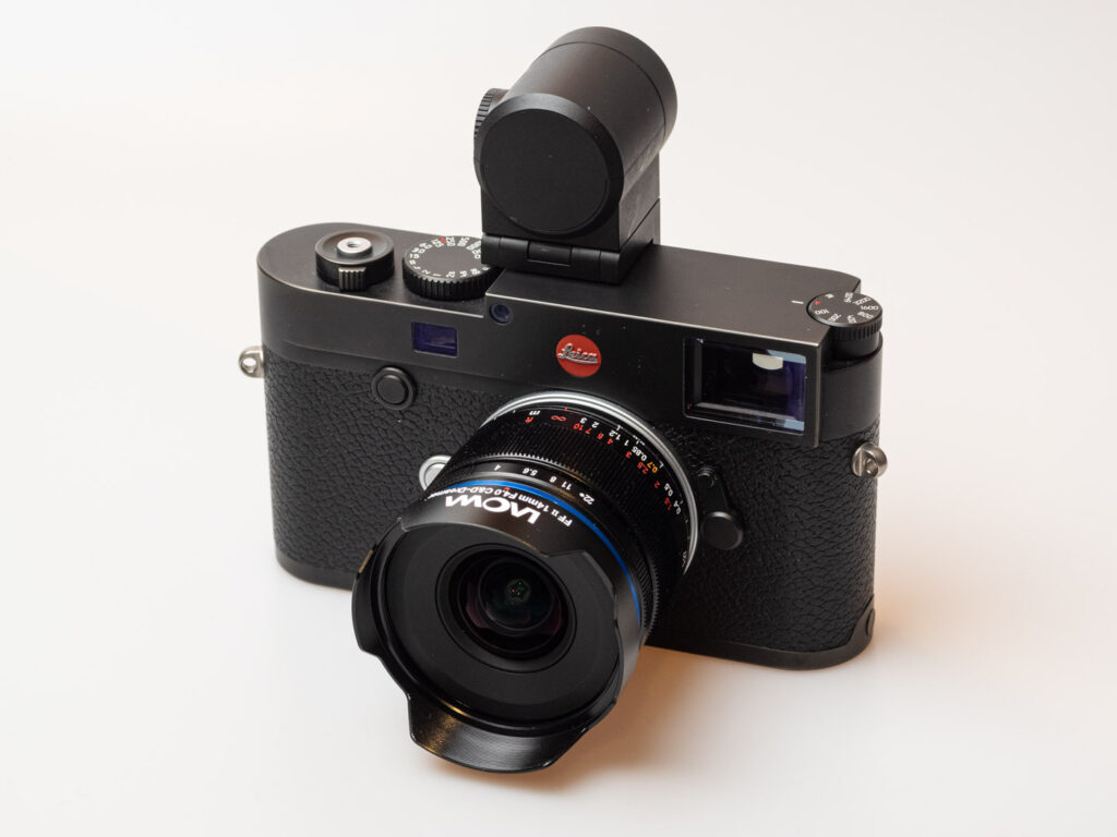 Produktbild zeigt eines der vielen Objektive für Leica M aus China, hier von Laowa.