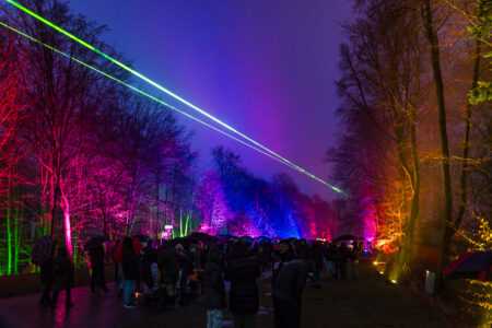 Die grünen Laser haben eine Reichweite von 50km, bis sie zerfallen. f/1.7  1/30s  ISO 1600