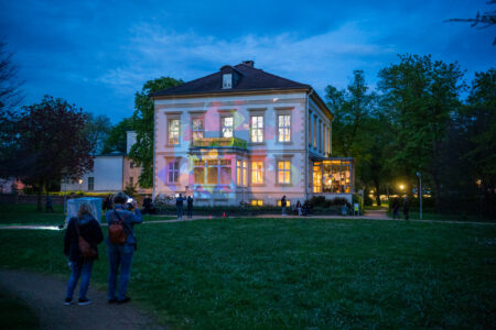 Das Kunstgewerbemuseum Villa Huelsmann.  Leica M11-P mit 35mm Apo-Summicron bei 1/80s  f/2 ISO 4000