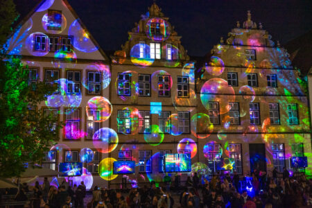 Videomapping am Alten Markt.  Leica M11-P mit 35mm Apo-Summicron bei 1/80s  f/2 ISO 2500