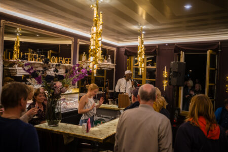 Live Musik in einer Bar an der Lutter. Leica M11-P mit 35mm Apo-Summicron bei 1/80s  f/2 ISO 500