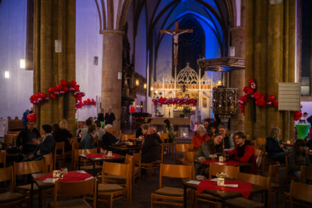 Nach dem Orgelkonzert in der Marienkirche. Hier war das Motto: „All you need is Love“. Leica M11-P mit 35mm Apo-Summicron bei 1/80s  f/2 ISO 100