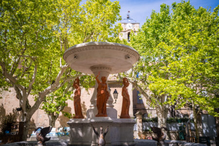 Maussane, Dorfbrunnen. Leica M11-P mit 35mm Apo-Summicron f/2 1/2000s ISO 64