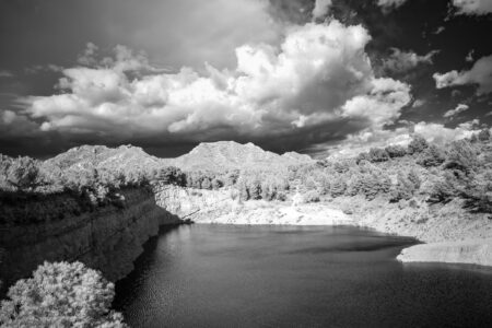 Alpilles: Alter Kalksteinbruch. Leica M10-M mit 21mm Clor-Skopar bei f/3.5  1/30s  ISO 1600  Filter RG715