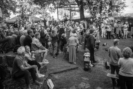 Begeisterte Zuschauer… Leica M10-M mit 35mm Apo-Summicron bei f/2.8 1/500s ISO 400, Gelbfilter