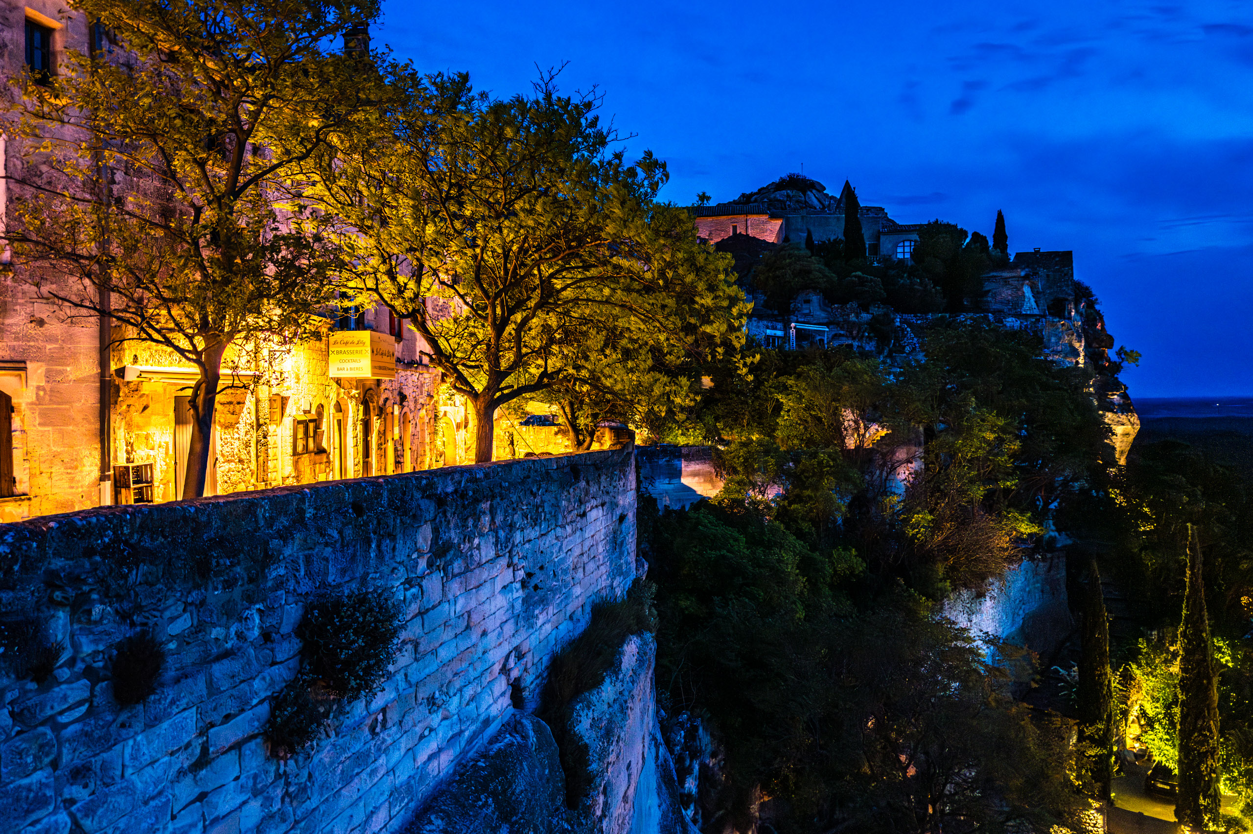 Les Baux, Leica Q3 bei f/2  1/30s   ISO 1000