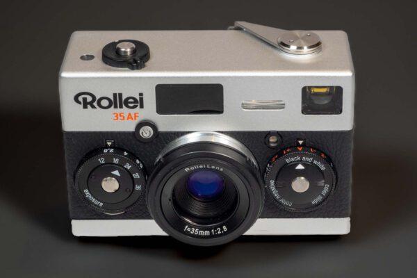 Produktbild zeigt neue Rollei 35AF Analogkamera
