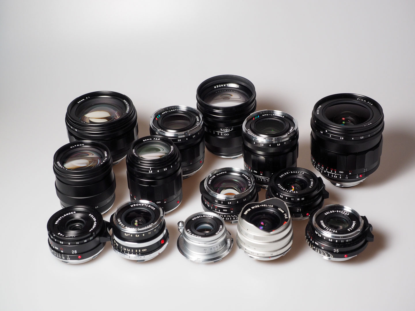 Produktfoto zeigt ältere und neue Voigtländer VM-Objektive