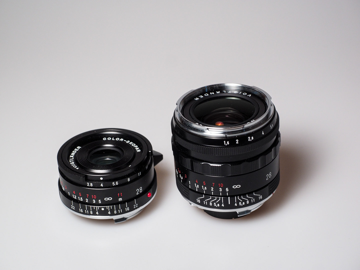 Produktfoto zeigt ältere und neue Voigtländer VM-Objektive