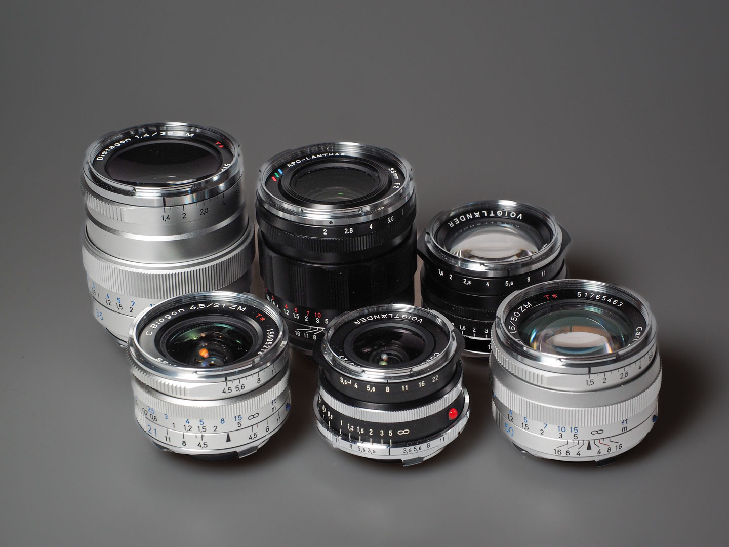 Produktfoto zeigt ältere und neue Voigtländer VM-Objektive sowie Zeiss ZM-Objektive