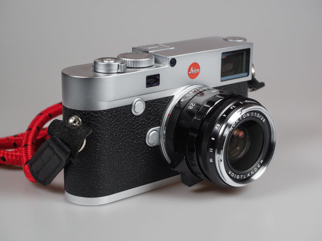 Produktbild zeigt Voigtländer VM Nokton 1,5/28 an Leica M10