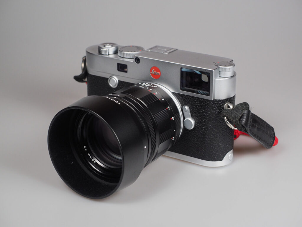 Produktbild zeigt Voigtländer VM APO-Ultron 2,0/90 an Leica M10