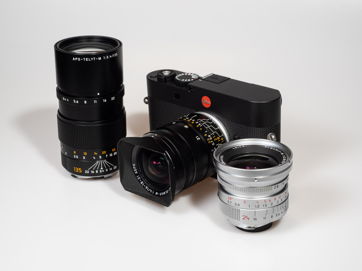 Produktfoto zeigt die Digitalkamera Leica M EV1 mit drei Objektiven