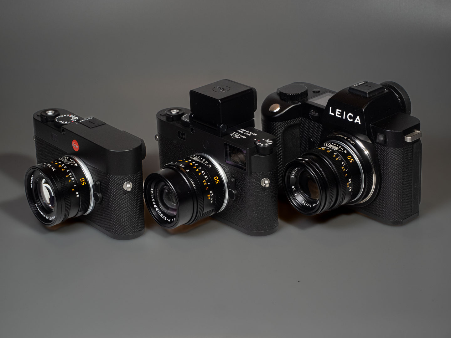 Produktfoto zeigt die Digitalkamera Leica M EV1 mit Leica M11-P und Leica SL2