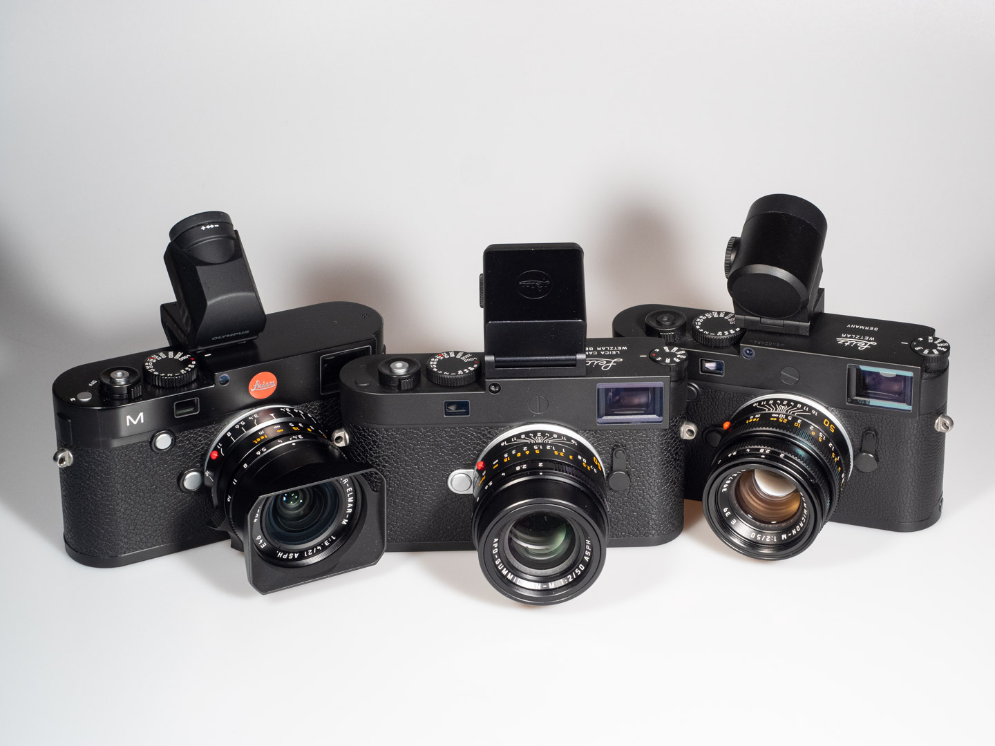 Produktbild zeigt elektronische Sucher auf Leica M Kameras (l-r): VF-2 auf M 240, Visoflex 2 auf M11-P, Visoflex 020 auf M10 Mononchrom