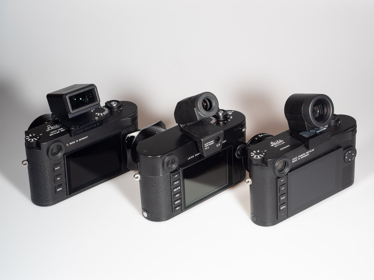 Produktbild zeigt elektronische Sucher von Leica (v. l.): M11 mit Visoflex 2, M (Typ 240) mit Olympus VF 2 (=Leica EVF2), M10 mit Visoflex 020.