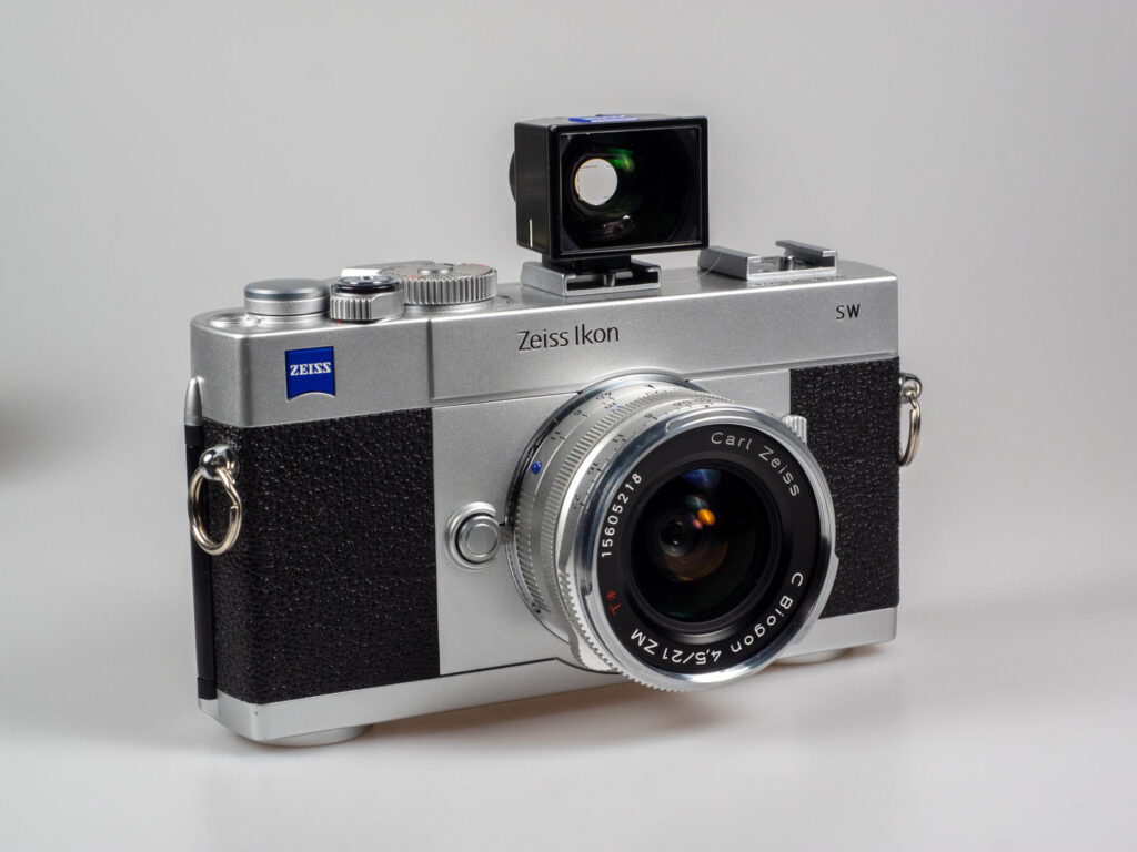 Produktbild zeigt Zeiss C Biogon 4,5/21 aus der Reihe der Zeiss ZM C-Objektive an Zeiss Ikon SW Analogkamera mit aufgestecktem optischem Sucher