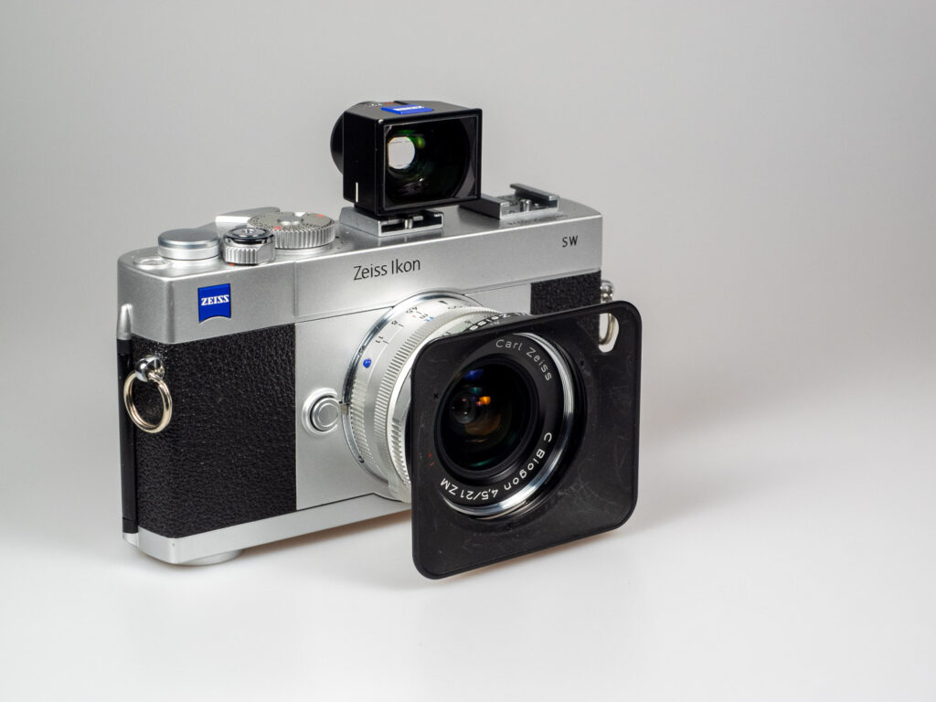 Produktbild zeigt Zeiss C Biogon 4,5/21 aus der Reihe der Zeiss ZM C-Objektive an Zeiss Ikon SW Analogkamera