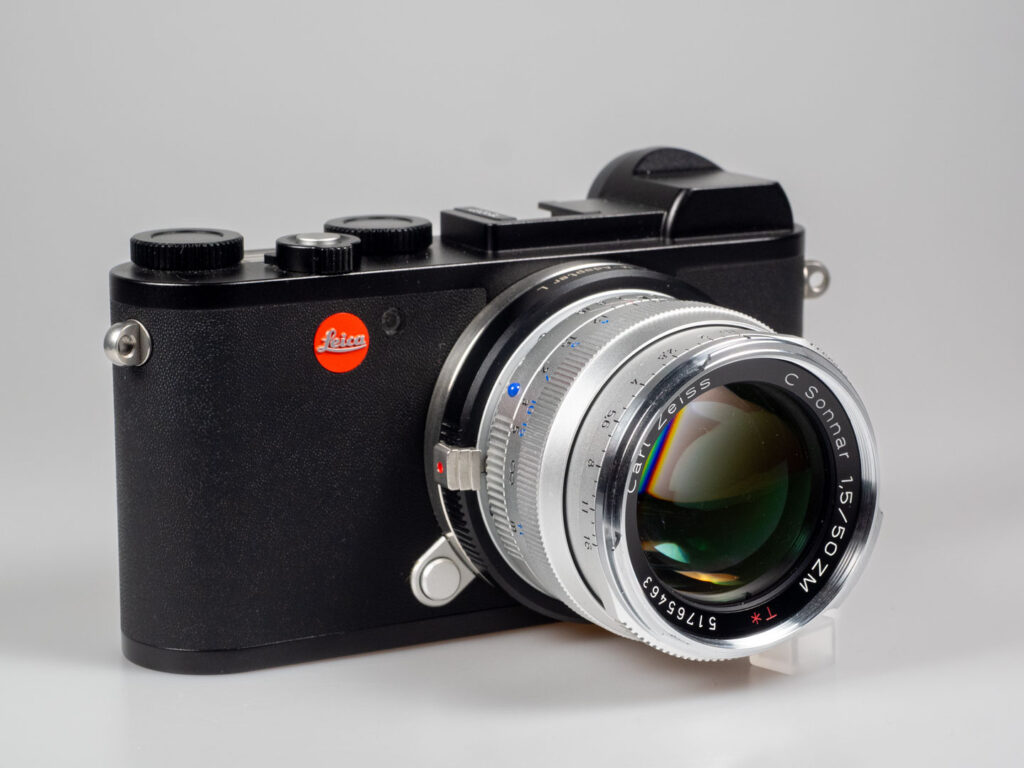 Produktbild zeigt Zeiss C Sonnar 1,5/50 aus der Reihe der Zeiss ZM C-Objektive an Leica CL Digitalkamera