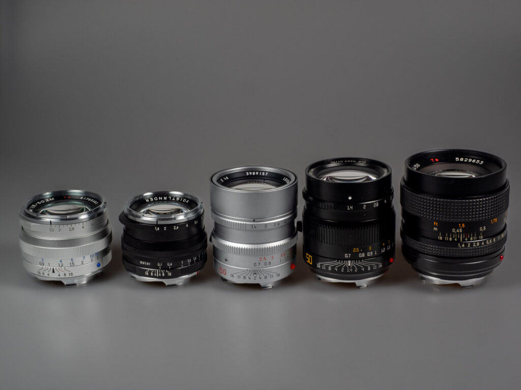 Produktbild zeigt Zeiss C Sonnar 1,5/50 aus der Reihe der Zeiss ZM C-Objektive mit weiteren 50-mm-Objektiven anderer Hersteller.
