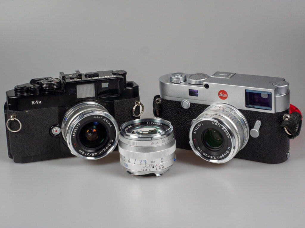 Produktbild zeigt Reihe der Zeiss ZM C-Objektive: C Biogon 4,5/21 an Voigtländer Bessa R4M, C Sonnar 1,5/50 und C Biogon 2,8/35 an Leica M10.