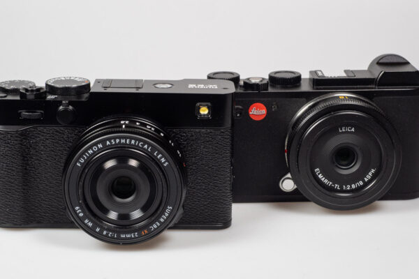 Leica vs. Fujifilm: Produktbild zeigt Fujifilm X-E5 und Leica CL