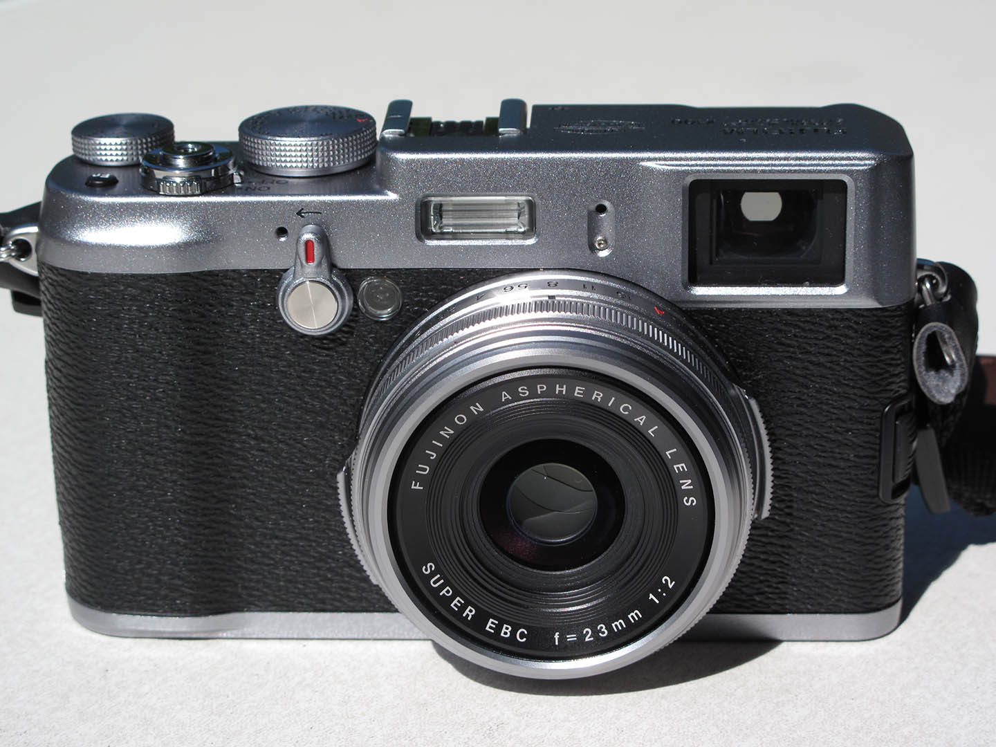 Leica vs. Fujifilm: Fuji zieht mit der ersten X100 nach (Produktbild)