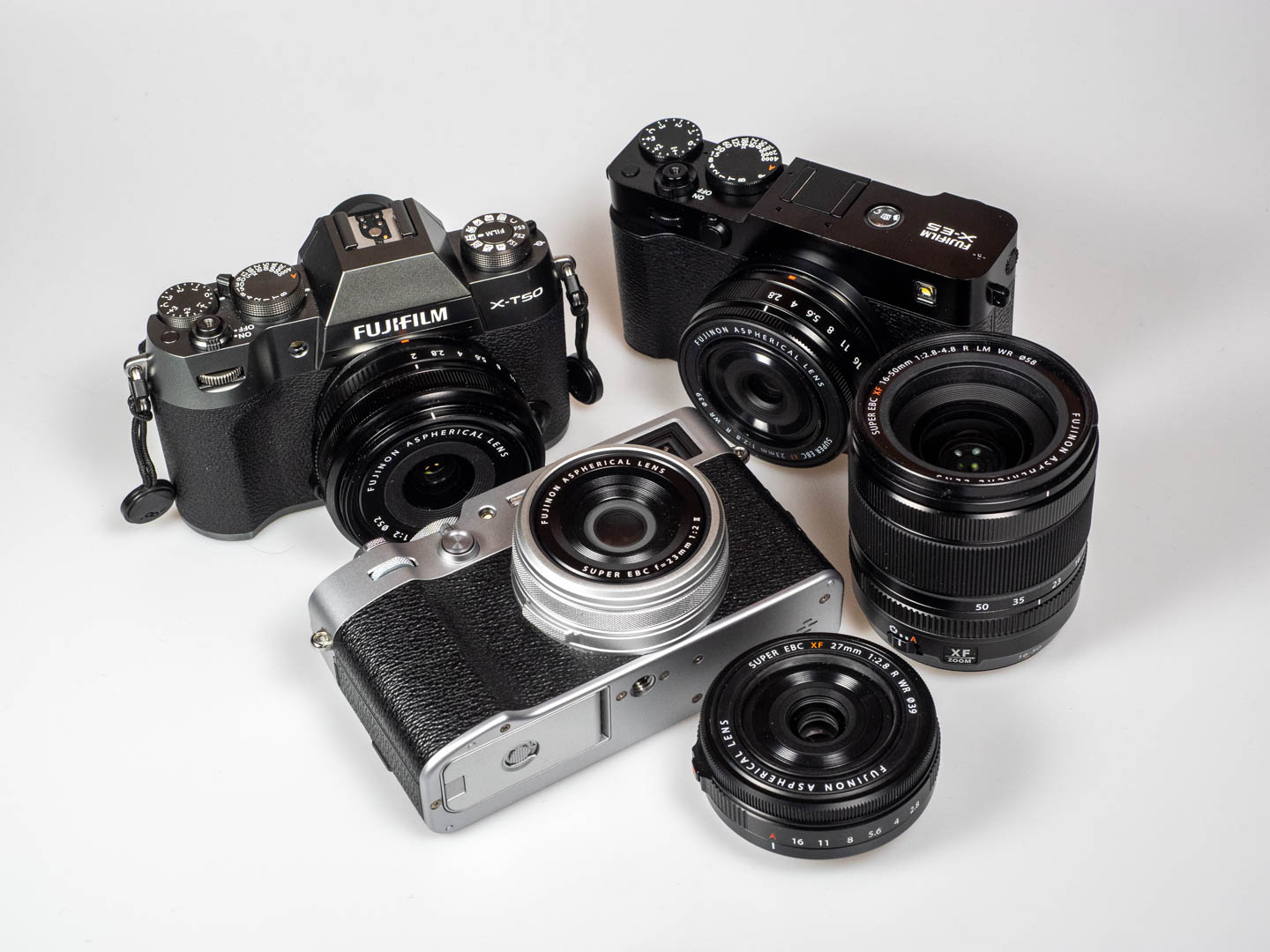 Leica vs. Fujifilm: Leica hat sein System schon wieder eingestellt, bei Fuji gibt es gleich mehrere Kameras und viele verschiedene Objektive (Produktbild)
