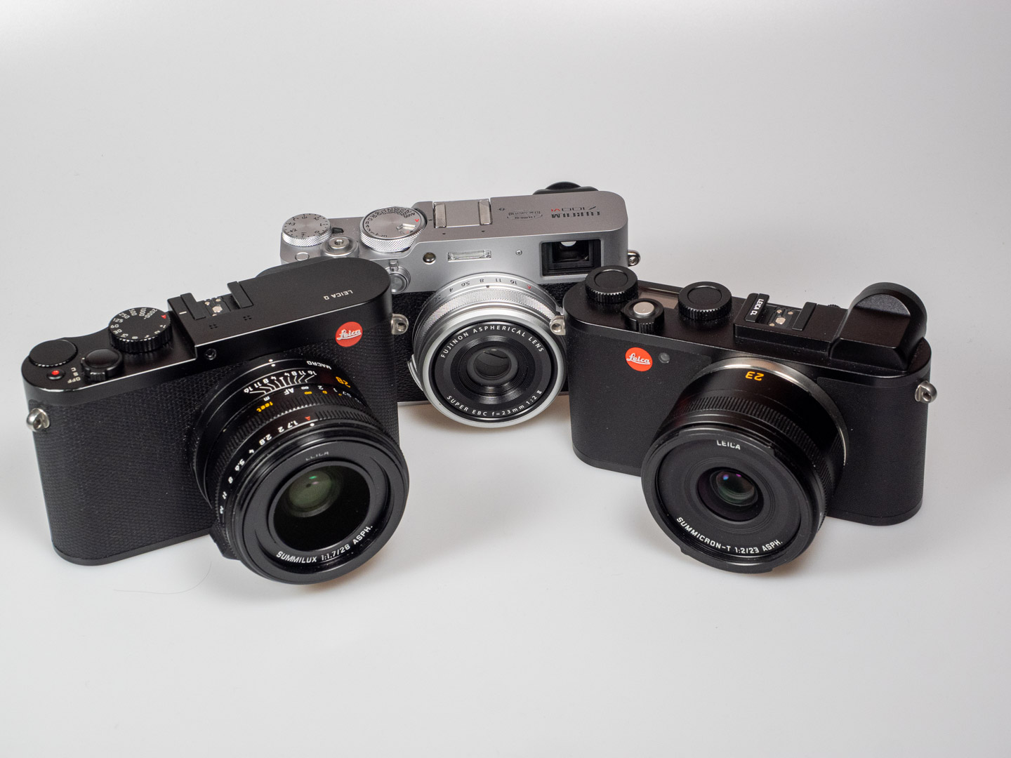 Leica vs. Fujifilm: Produktbild zeigt Fujifilm X100IV, Leica Q und Leica CL