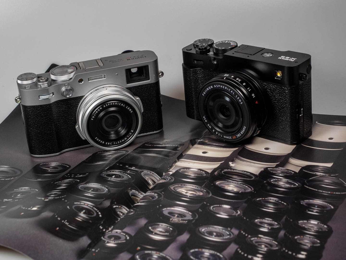 Leica vs. Fujifilm: Zwei aktuelle Fujifilm-Kameras auf Systembroschüre (Produktbild)