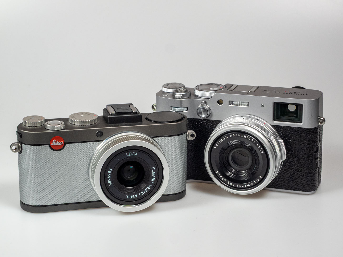 Leica vs. Fujifilm: Produktbild zeigt Fujifilm X100VI und Leica X-E