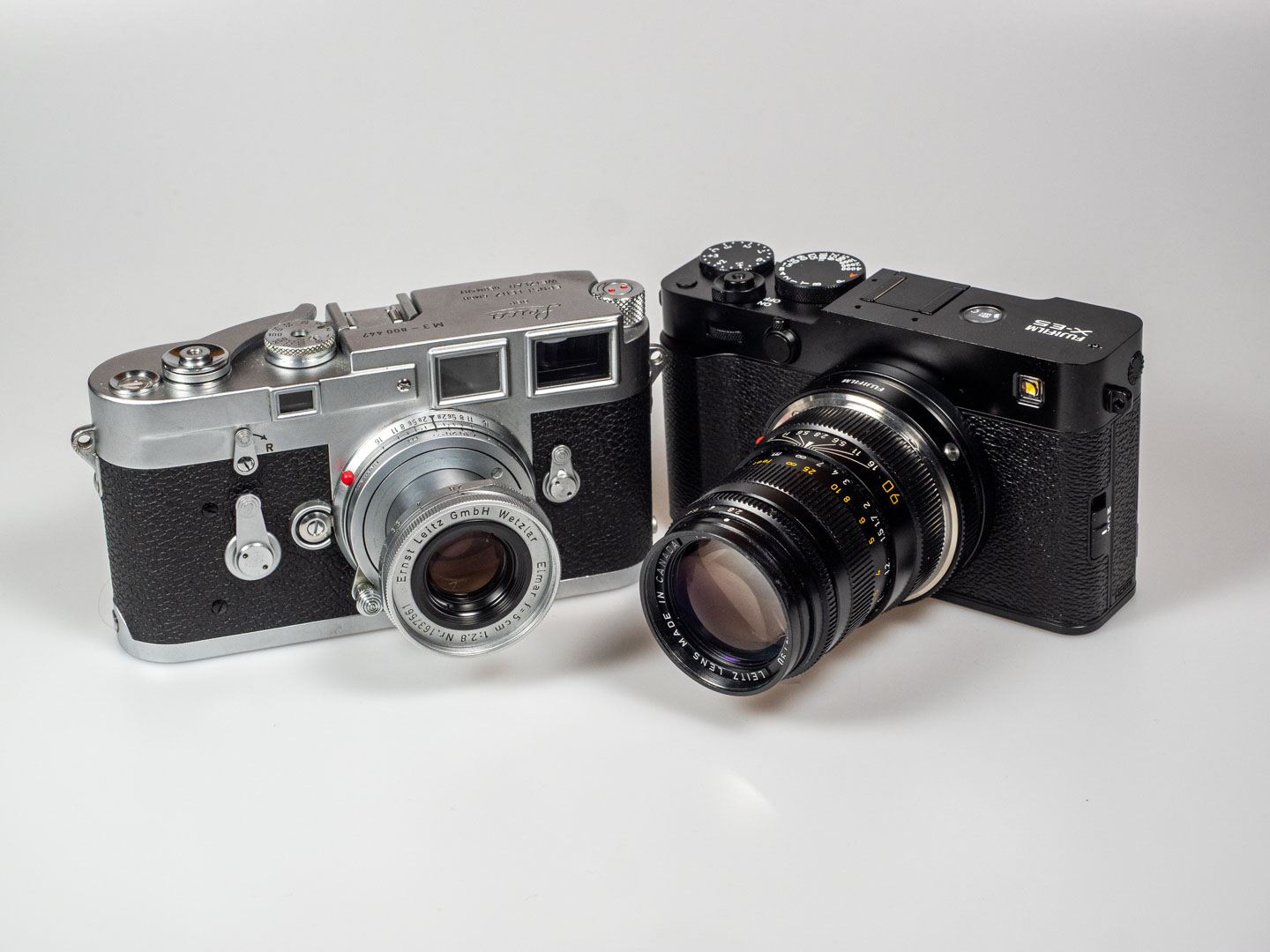 Leica vs. Fujifilm: Produktbild zeigt Leica M3 und Fujifilm X-E5