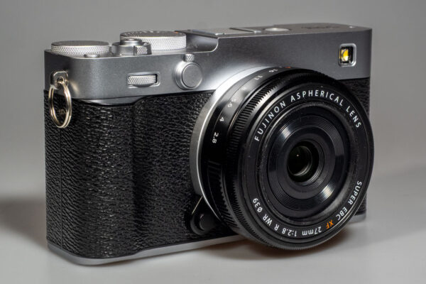 Produktbild zeigt Fujifilm X-E5 Kamera, die oft als Alternative zu einer Leica betrachtet wird.