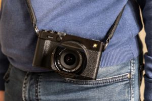 Produktbild zeigt Fujifilm X-E5 Kamera, die oft als Alternative zu einer Leica betrachtet wird.