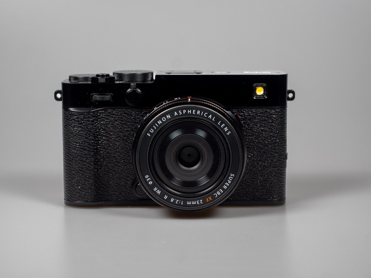 Produktbild zeigt Fujifilm X-E5 Kamera, die oft als Alternative zu einer Leica betrachtet wird.