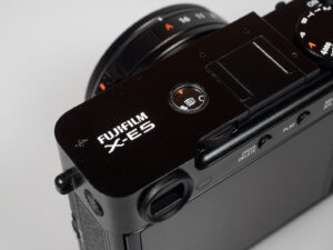 Produktbild zeigt Fujifilm X-E5 Kamera, die oft als Alternative zu einer Leica betrachtet wird.