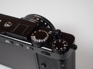 Produktbild zeigt Fujifilm X-E5 Kamera, die oft als Alternative zu einer Leica betrachtet wird.